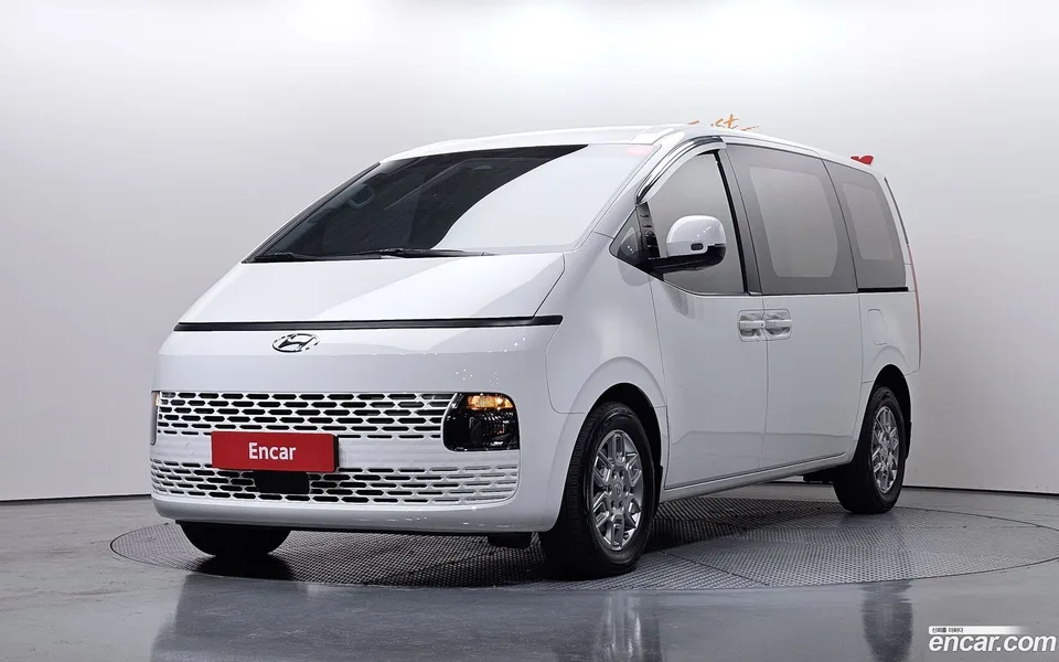 Hyundai Staria 3 2023 — фото 1, купить с доставкой в Москву
