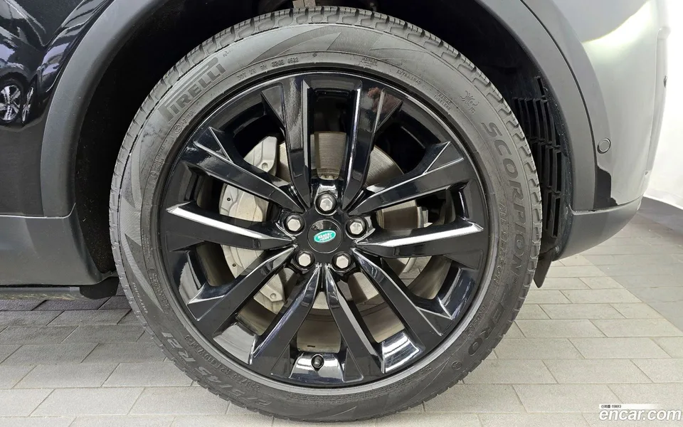 Land Rover Discovery 2.0 P300 SE 2023 — миниатюра 2