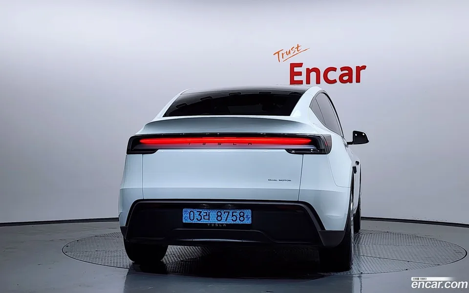 Tesla Model Y AWD 2025 — миниатюра 4