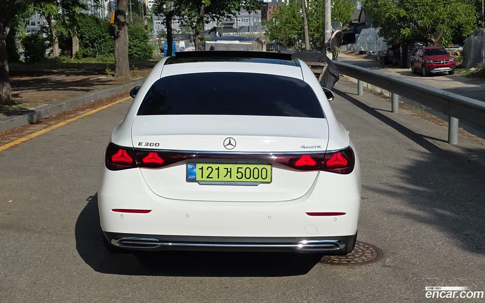 Mercedes-Benz E-Class E300 4MATIC 2024 — миниатюра 4
