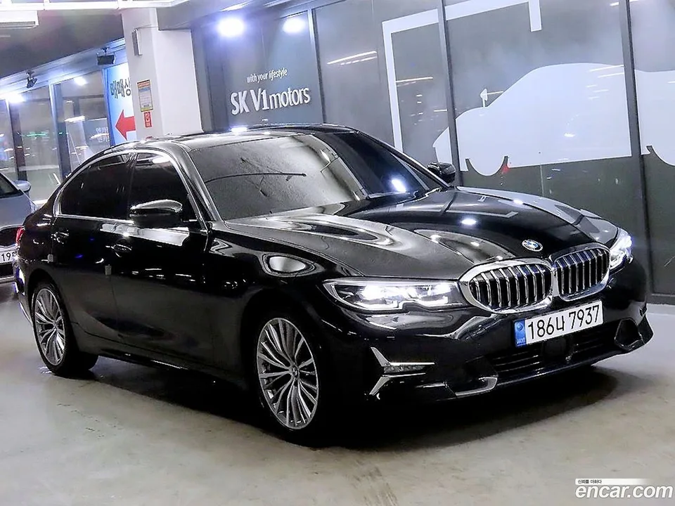 BMW 3 Series 320i 2022 — фото 1, купить с доставкой в Москву