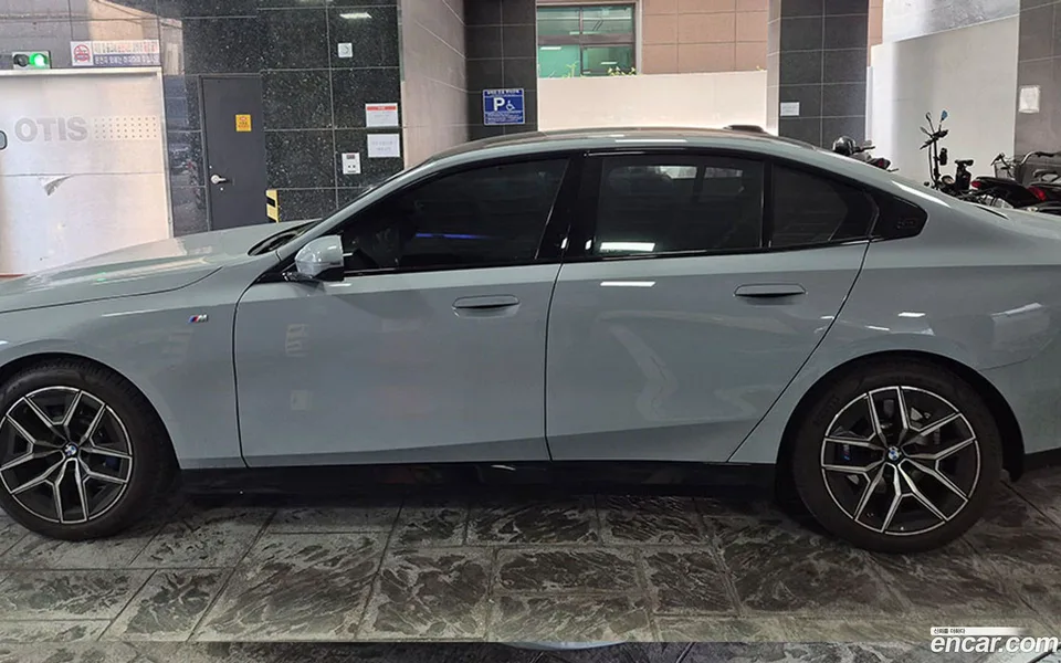 BMW 5 Series 523d M 2025 — миниатюра 4