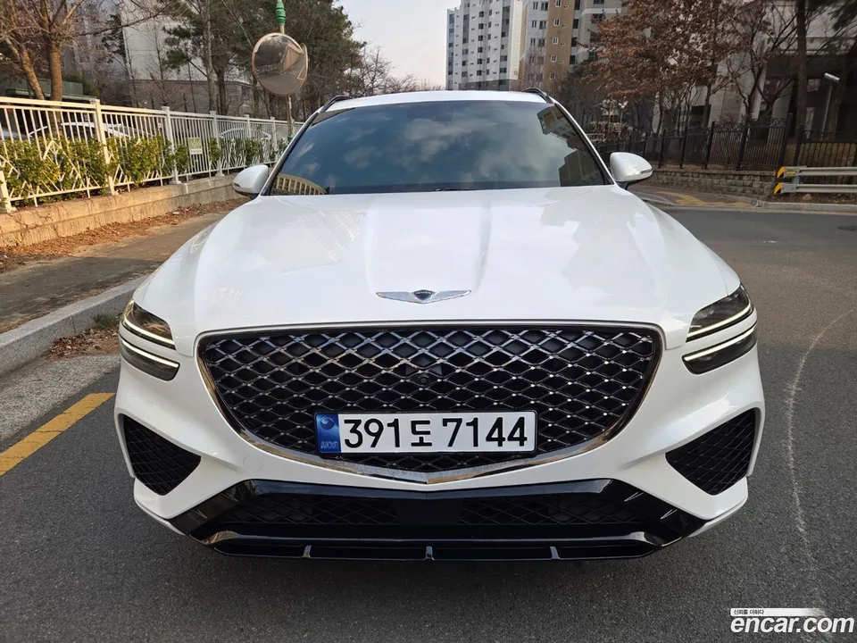 Genesis GV70 2.5T 2WD 2022 — фото 1, купить с доставкой в Москву