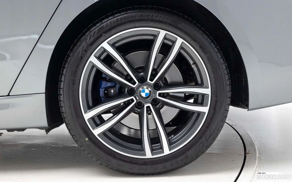 BMW 6 Series GT 620d M 2023 — миниатюра 2