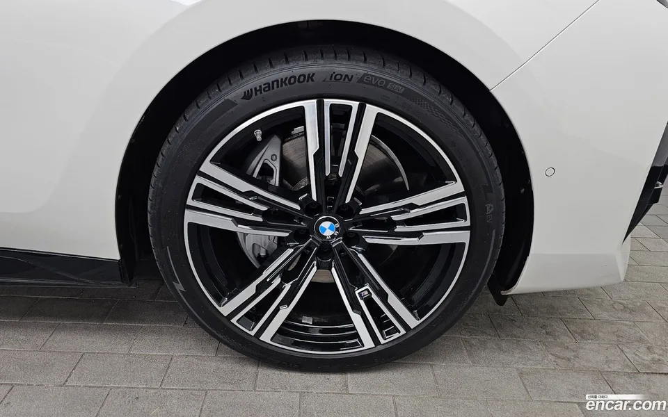 BMW i7 xDrive 60 M 2023 — миниатюра 2
