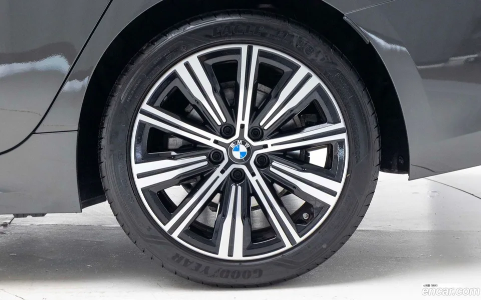BMW 3 Series 320i 2025 — миниатюра 5