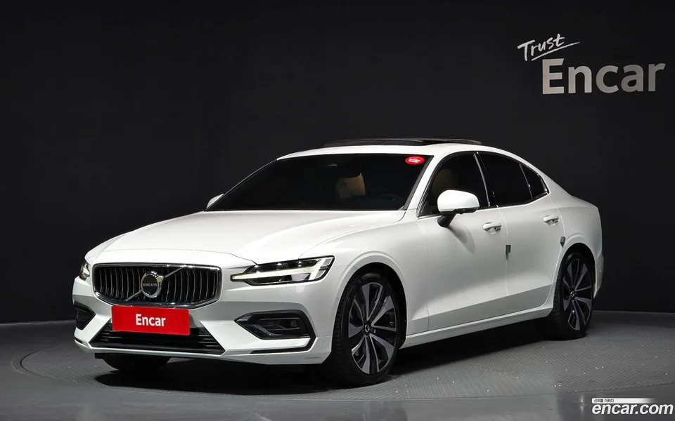 Volvo S60 B5 2024 — фото 1, купить с доставкой в Москву
