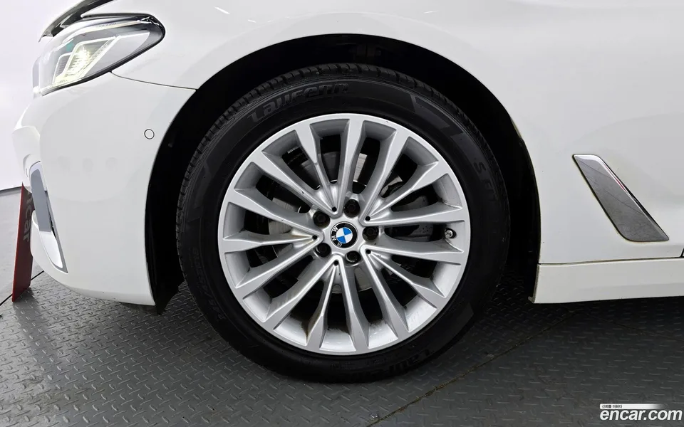 BMW 5 Series 520i 2023 — миниатюра 2