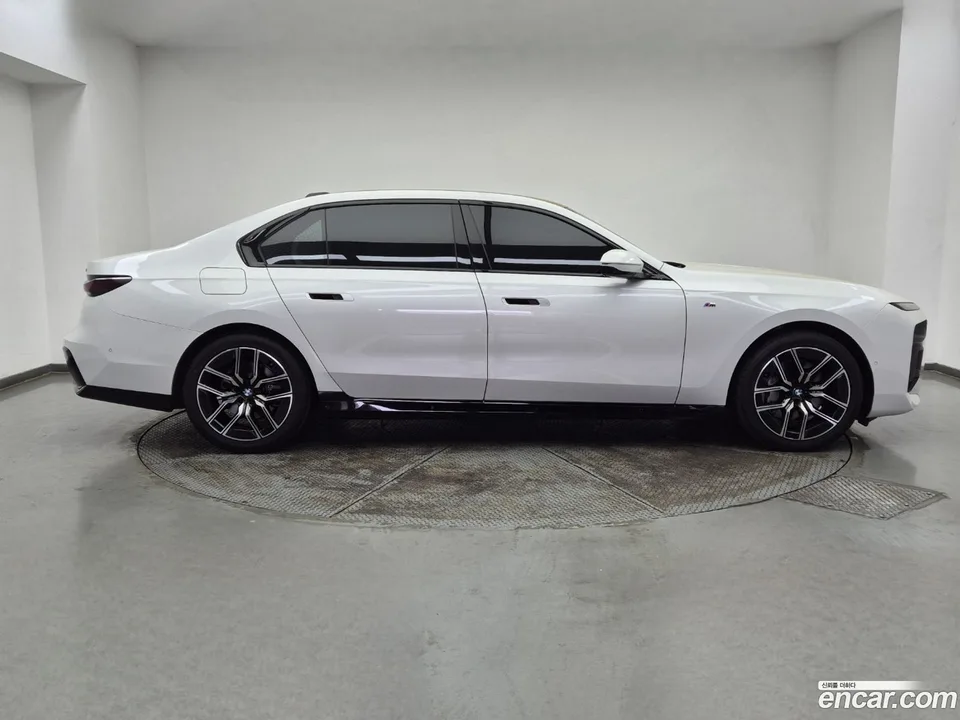 BMW 7 Series 740i xDrive M 2024 — миниатюра 2