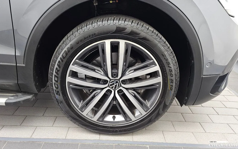 Volkswagen Tiguan Allspace 2.0 TSI 2023 — миниатюра 2