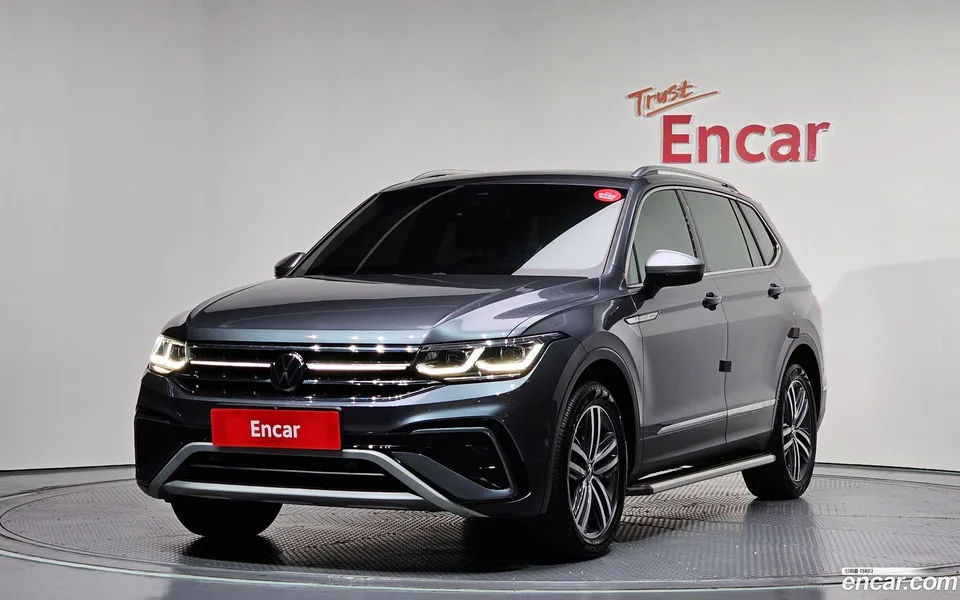 Volkswagen Tiguan Allspace 2.0 TSI 2023 — фото 1, купить с доставкой в Москву