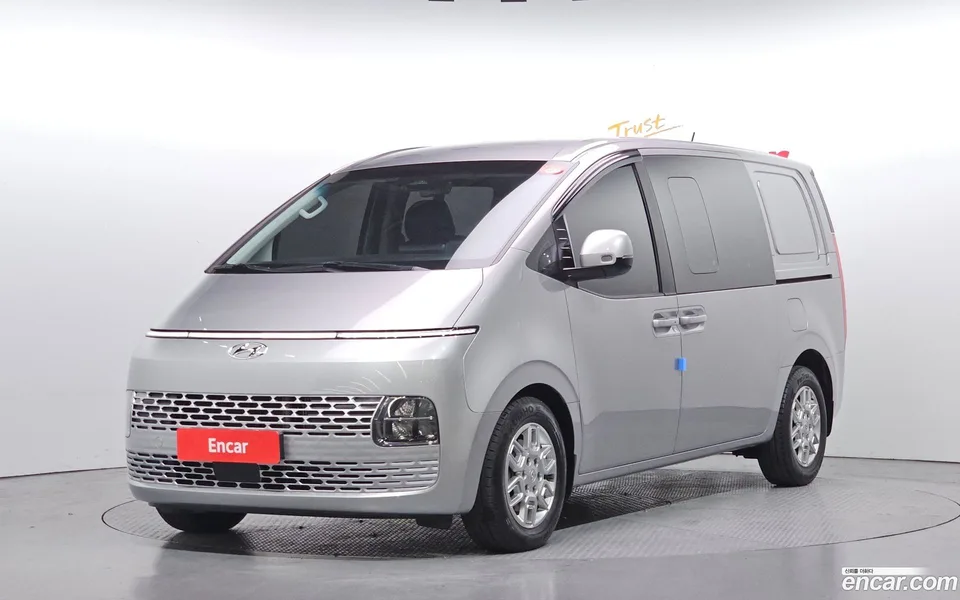 Hyundai Staria 5 2023 — фото 1, купить с доставкой в Москву