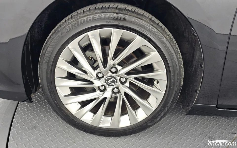 Lexus ES 300h 2022 — миниатюра 2
