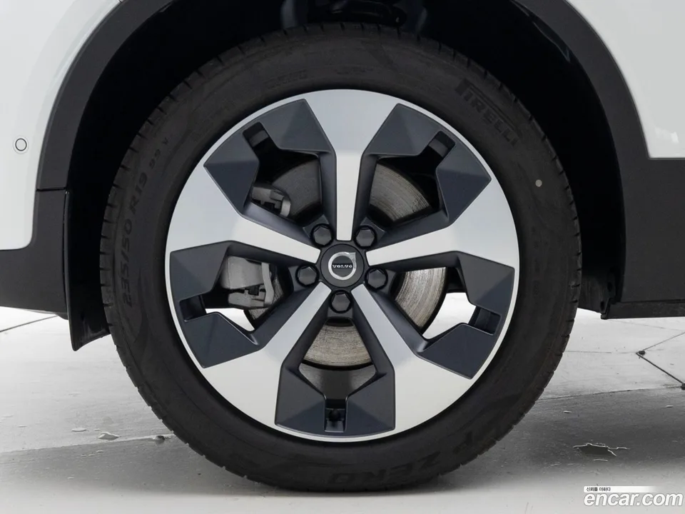 Volvo XC40 B4 2025 — миниатюра 2