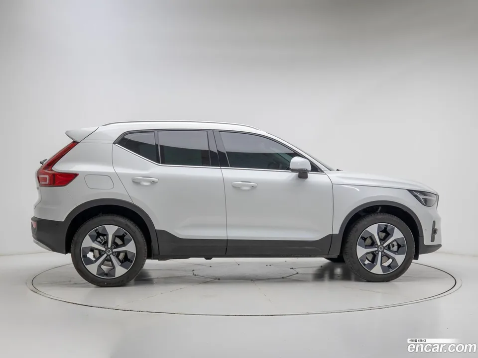 Volvo XC40 B4 2025 — миниатюра 3