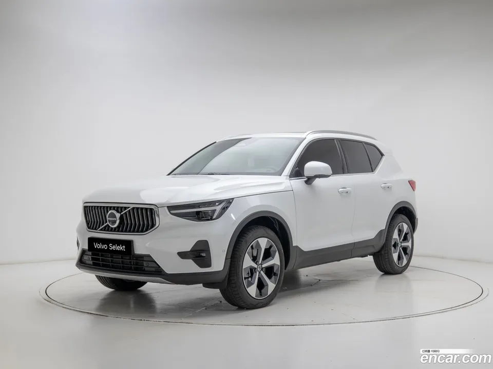 Volvo XC40 B4 2025 — фото 1, купить с доставкой в Москву