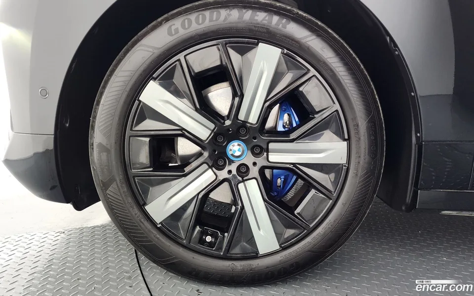 BMW iX xDrive50 2023 — миниатюра 2