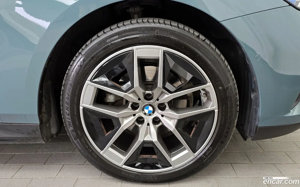 BMW 5 Series 520i 2024 — миниатюра 5