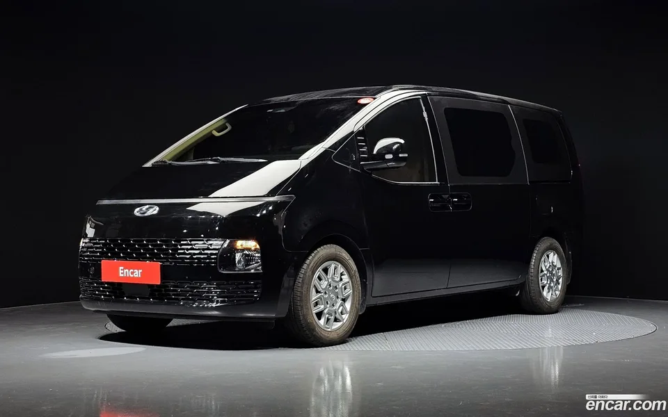 Hyundai Staria 5 2023 — фото 1, купить с доставкой в Москву