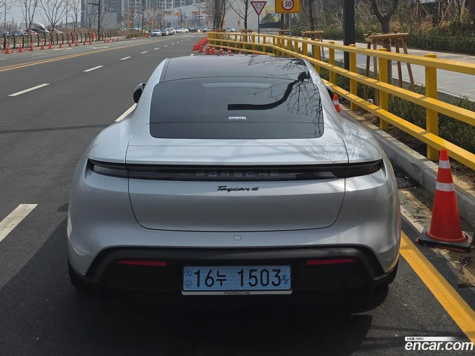 Porsche Taycan 4 2025 — миниатюра 2