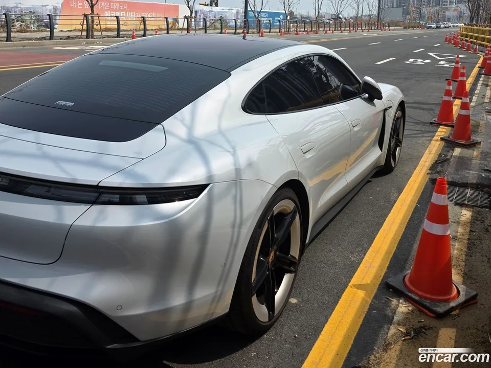 Porsche Taycan 4 2025 — миниатюра 4