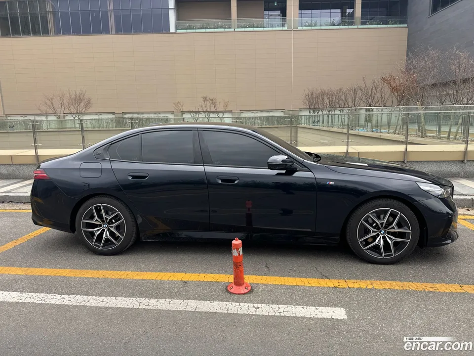 BMW 5 Series 523d M 2025 — миниатюра 2