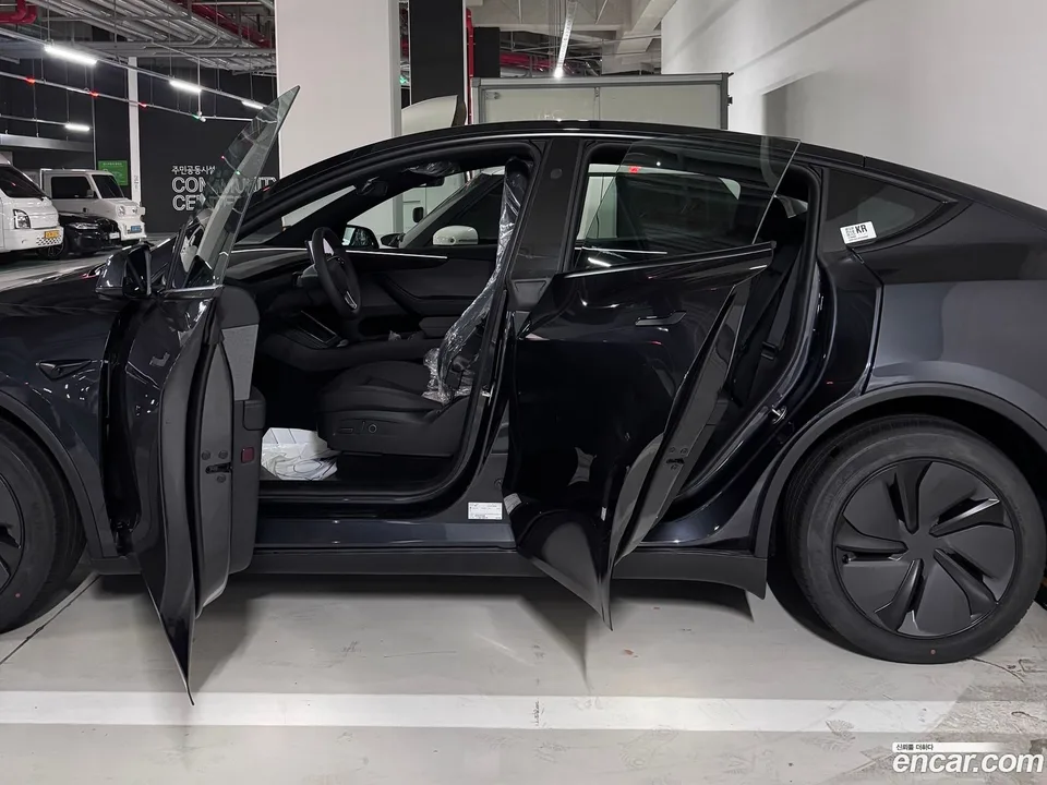 Tesla Model Y RWD 2026 — миниатюра 3