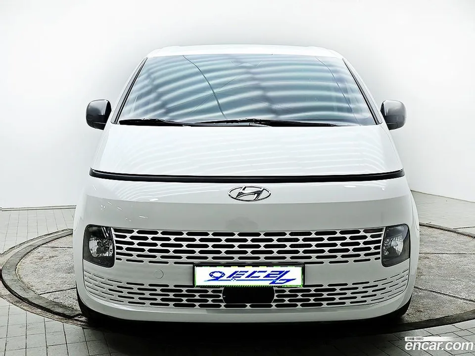 Hyundai Staria 5 2023 — фото 1, купить с доставкой в Москву