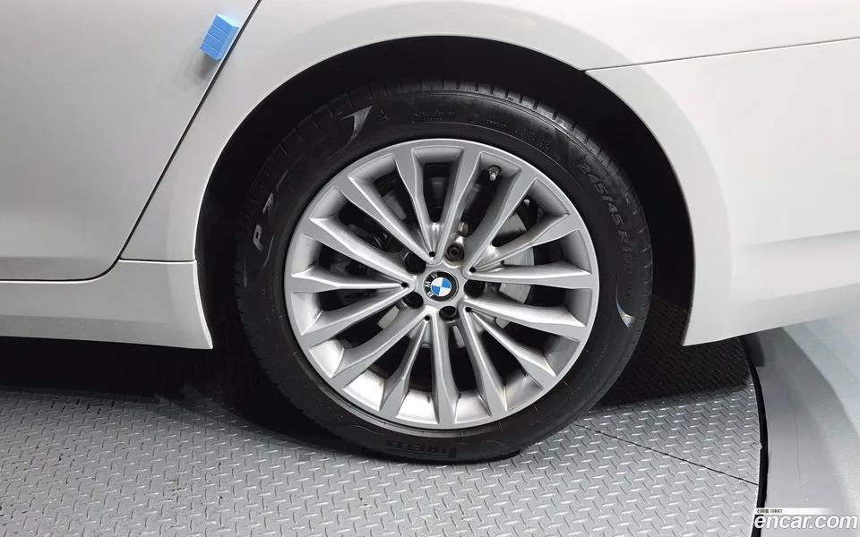 BMW 5 Series 520i 2023 — thumbnail 5