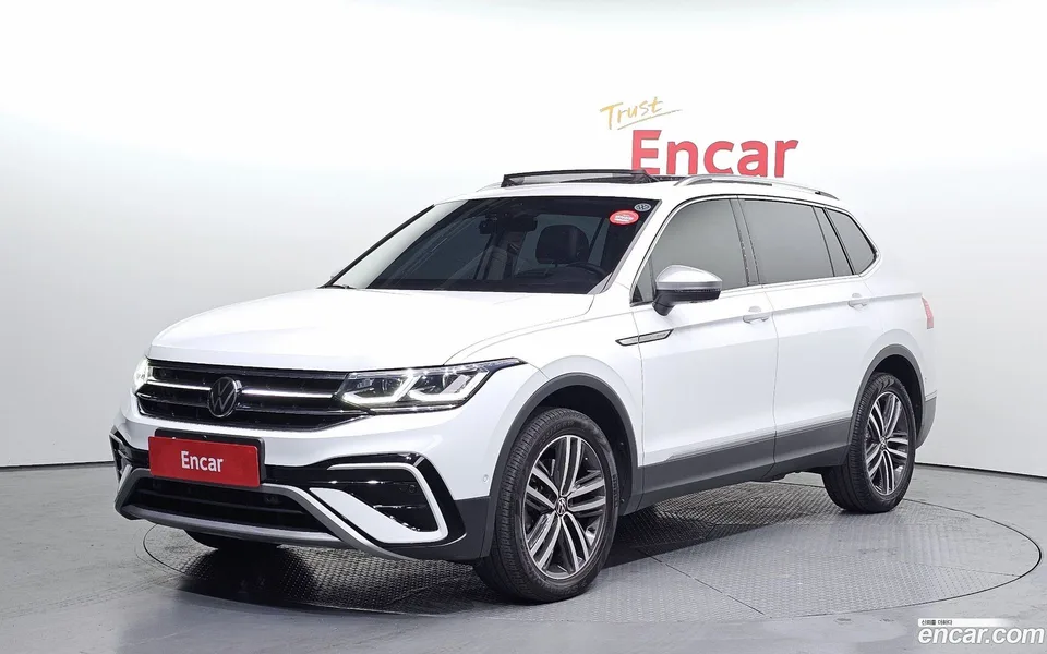 Volkswagen Tiguan Allspace 2.0 TSI 2023 — фото 1, купить с доставкой в Москву