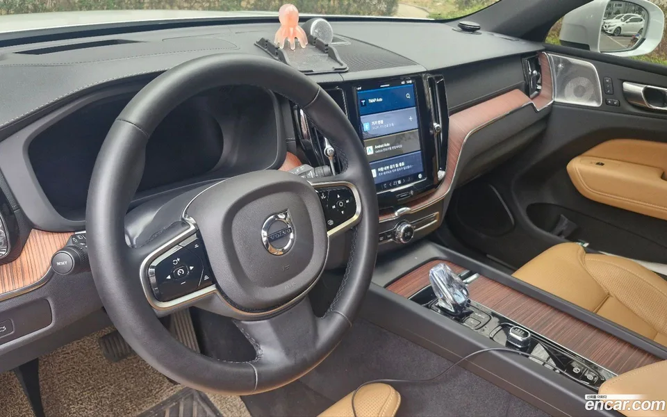 Volvo XC60 B5 2025 — фото 1, купить с доставкой в Москву