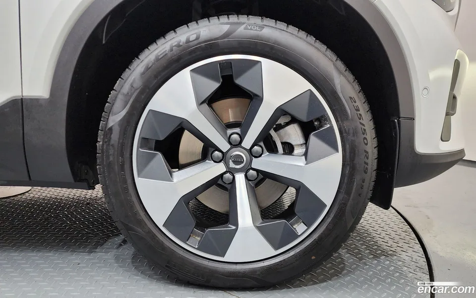 Volvo XC40 B4 2025 — миниатюра 2