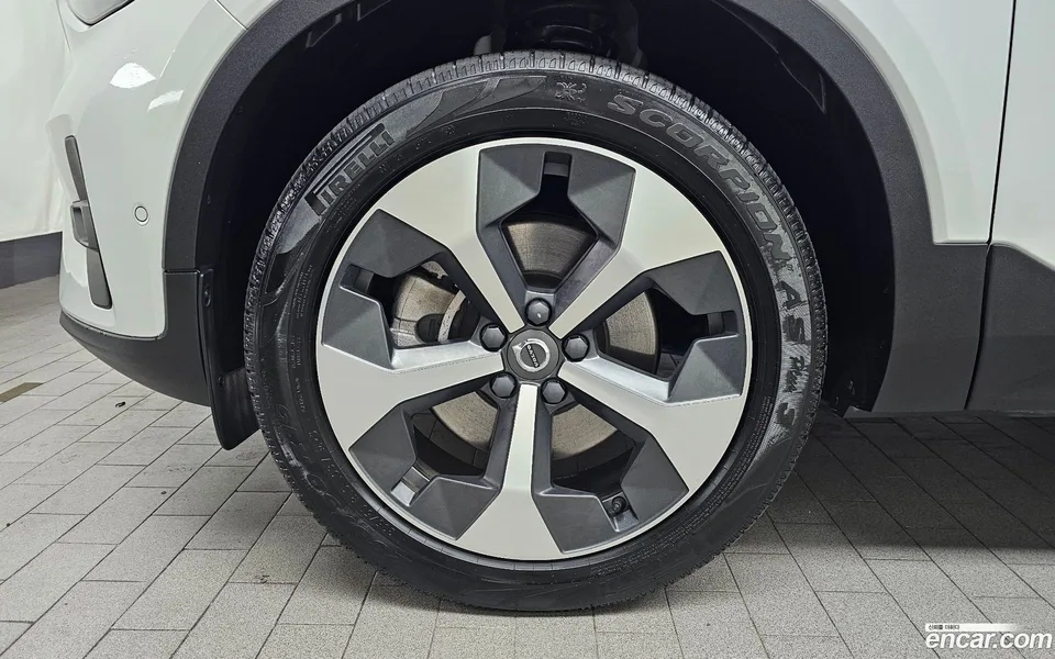 Volvo XC40 B4 2023 — миниатюра 2