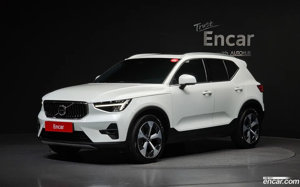 Volvo XC40 B4 2023 — фото 1, купить с доставкой в Москву