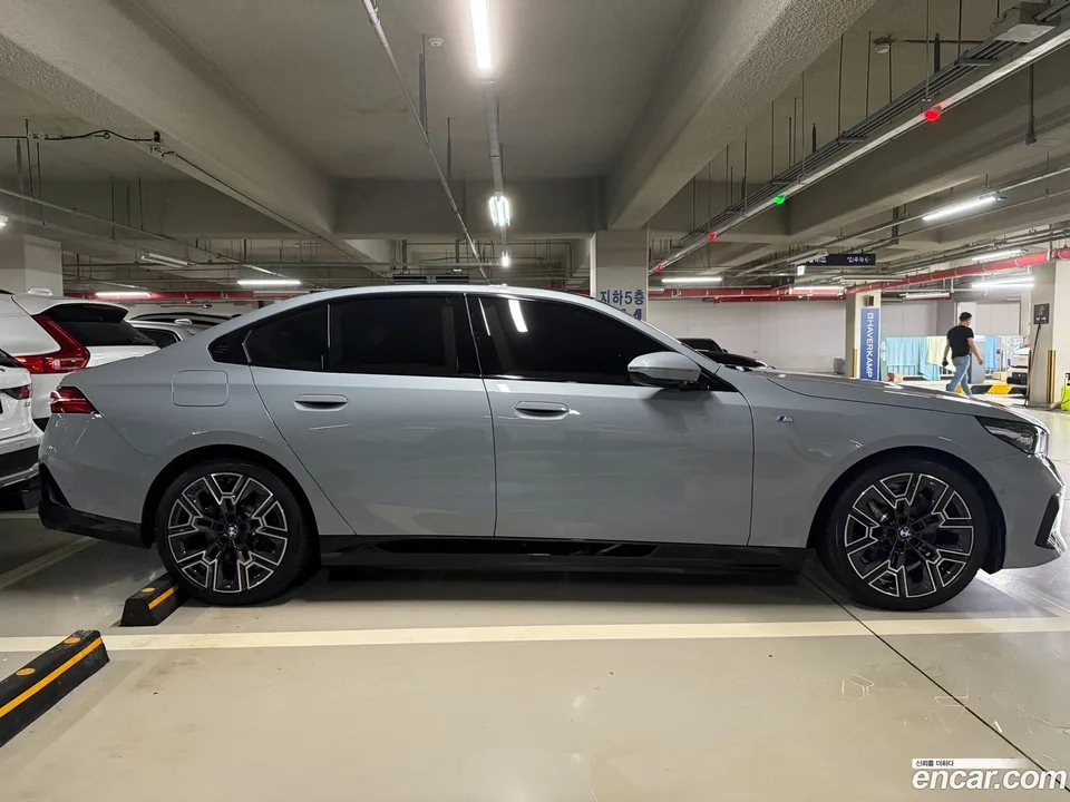 BMW 5 Series 530e xDrive M 2025 — миниатюра 3