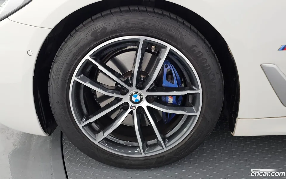 BMW 5 Series 520i M 2022 — миниатюра 2