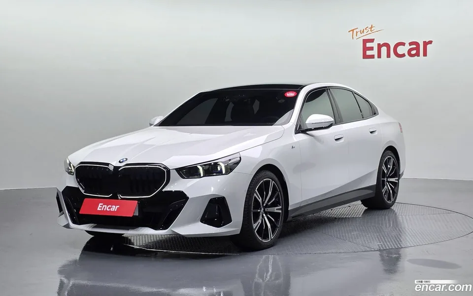 BMW 5 Series 530i xDrive M 2025 — фото 1, купить с доставкой в Москву