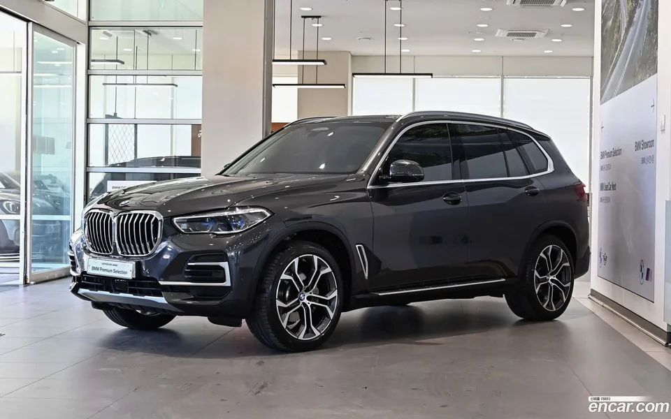 BMW X5 xDrive 40i xLine 2022 — фото 1, купить с доставкой в Москву