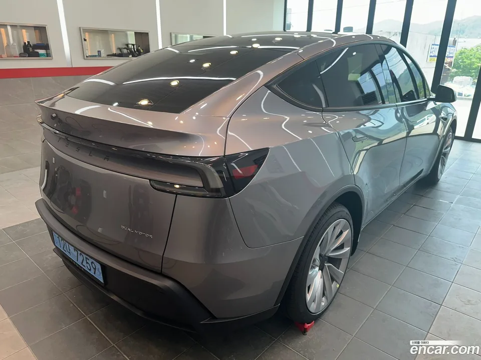 Tesla Model Y AWD 2025 — миниатюра 2