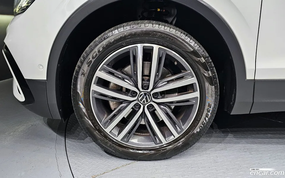 Volkswagen Tiguan Allspace 2.0 TSI 2023 — миниатюра 2