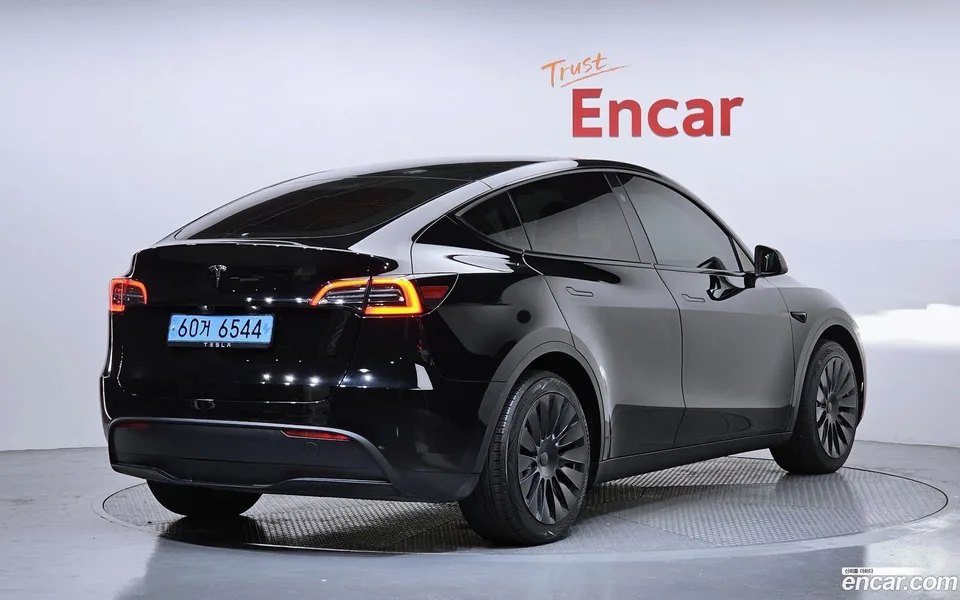 Tesla Model Y RWD 2024 — миниатюра 2