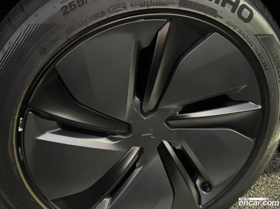 Tesla Model Y RWD 2025 — миниатюра 2