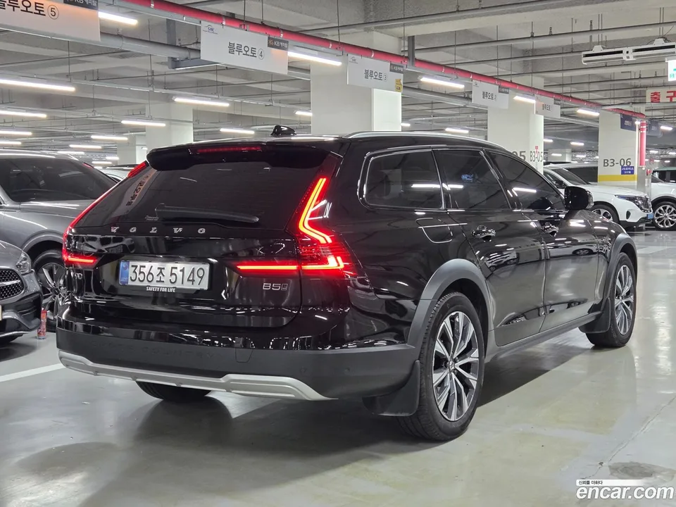 Volvo V90 Cross Country B5 AWD 2025 — миниатюра 4