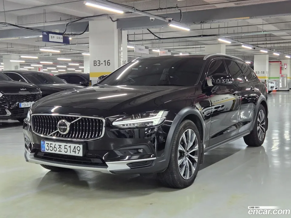 Volvo V90 Cross Country B5 AWD 2025 — фото 1, купить с доставкой в Москву