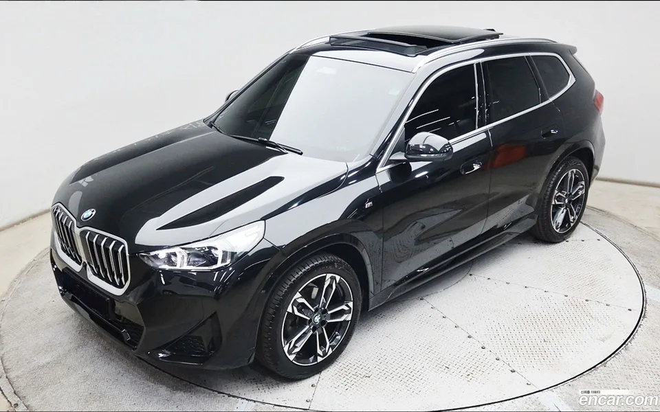 BMW X1 xDrive 20i M 2023 — фото 1, купить с доставкой в Москву