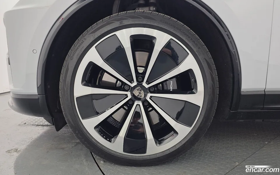 Porsche Macan Electric 2025 — миниатюра 2
