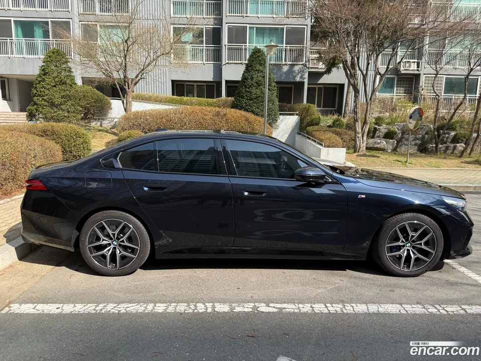 BMW 5 Series 520i M 2024 — миниатюра 3