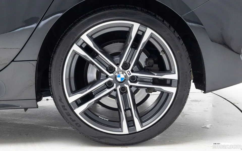 BMW 1 Series 120i M 2023 — миниатюра 2