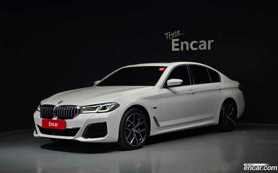 BMW 5 Series 530e M 2022 — фото 1, купить с доставкой в Москву