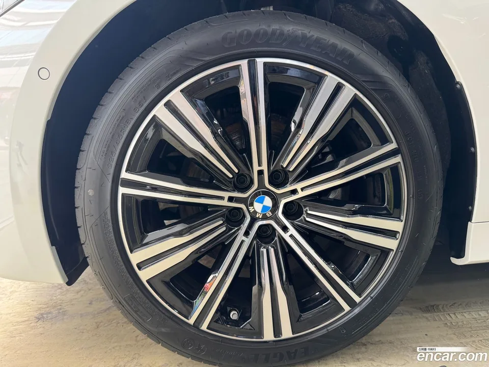 BMW 3 Series 320d 2025 — thumbnail 2